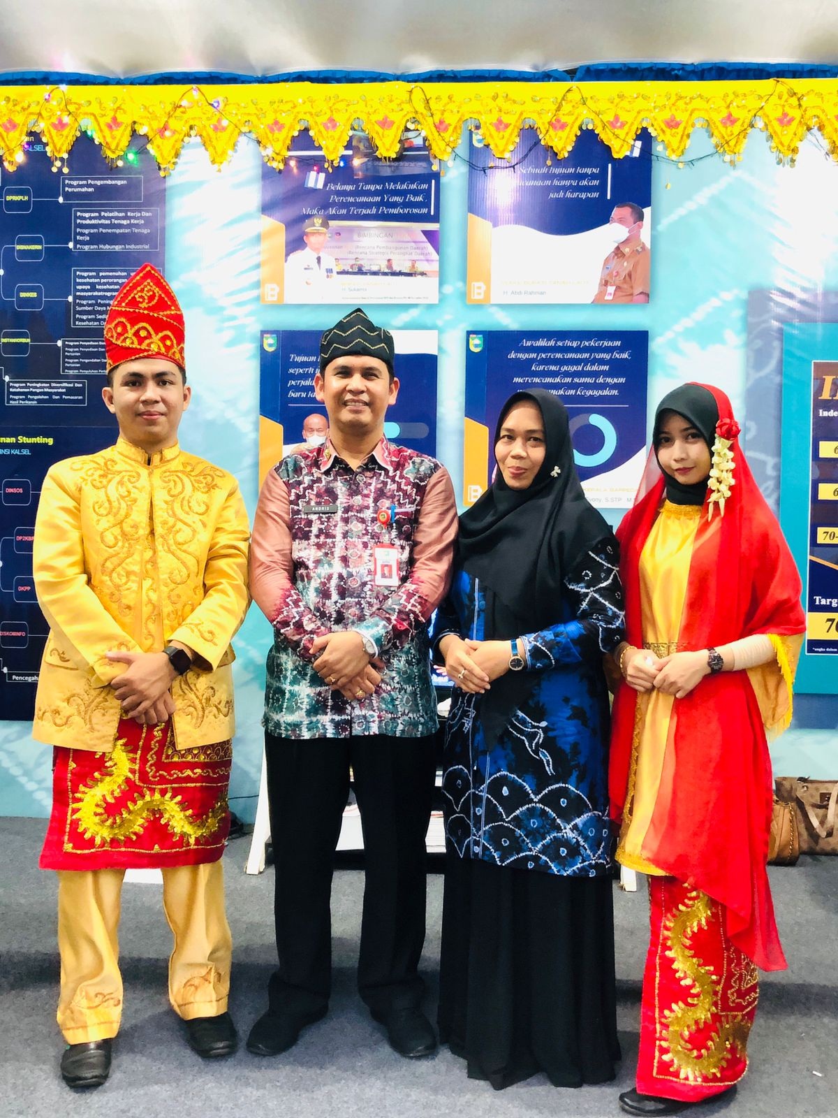 Foto Bersama Kepala Bappeda Beserta Istri dengan Nanang dan Galuh Stand Bappeda Hari ke-1