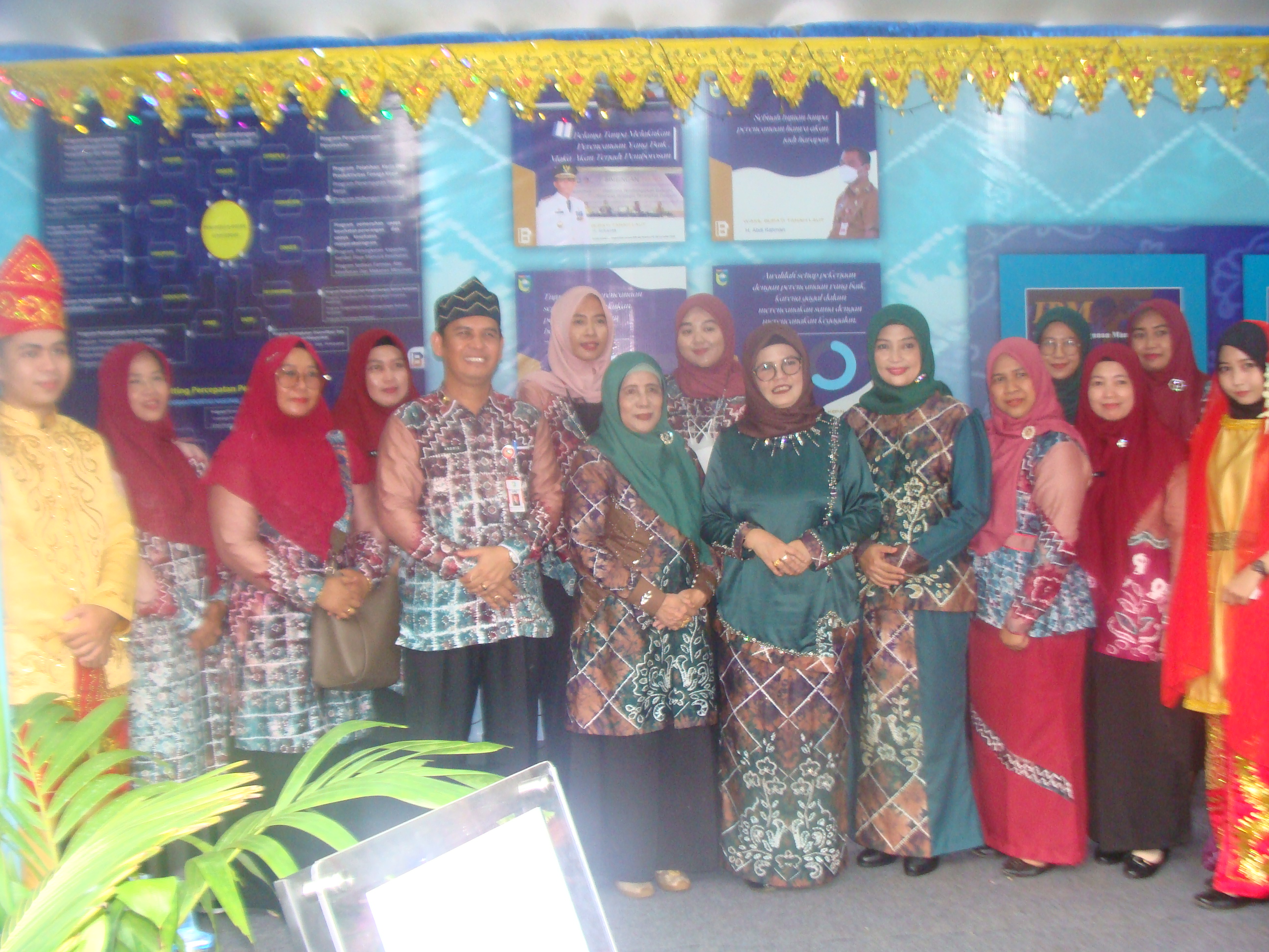 Foto Bersama Ibu Bupati dan Ibu Wakil Bupati di Stand Bappeda Hari ke-1